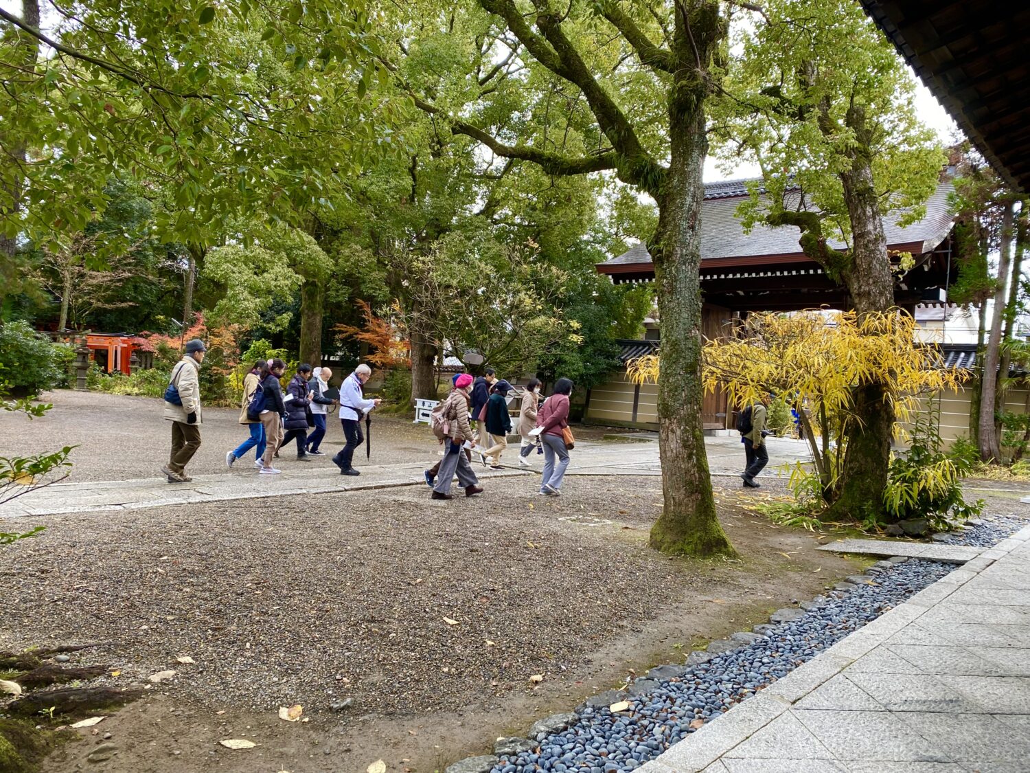 10名ほどの班に分かれ、出発しました。