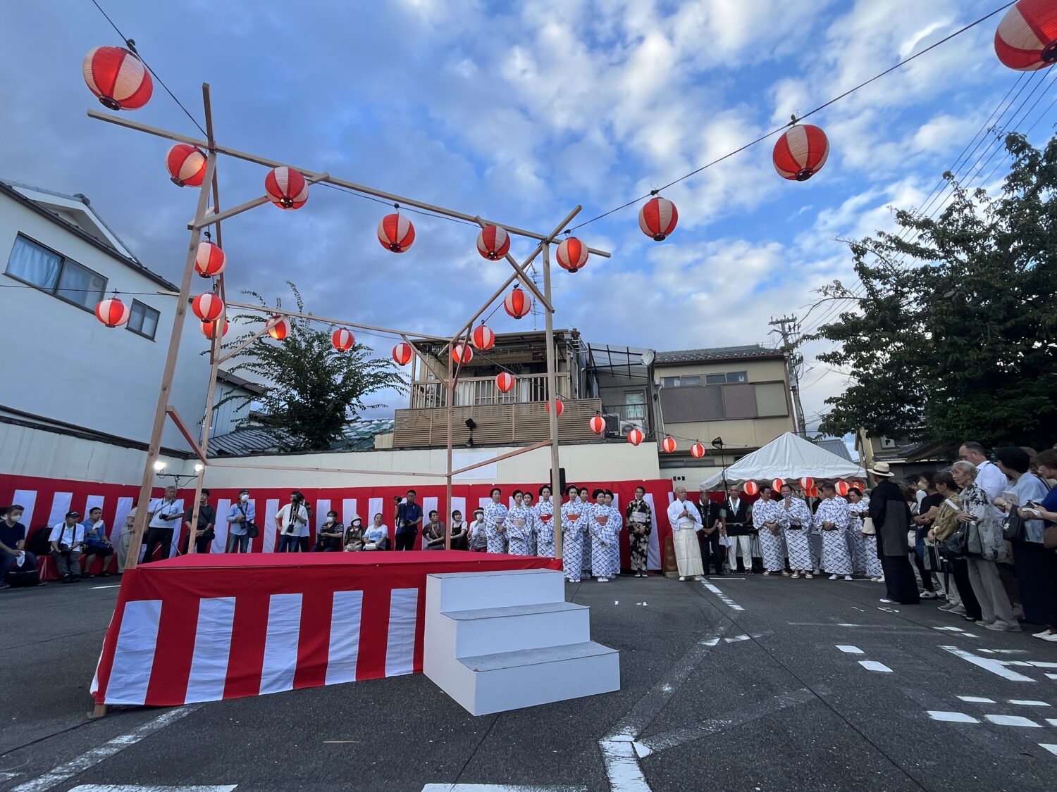 北野天満宮 挨拶。会場には多くの方が集まり、盆踊りの成功を願います。