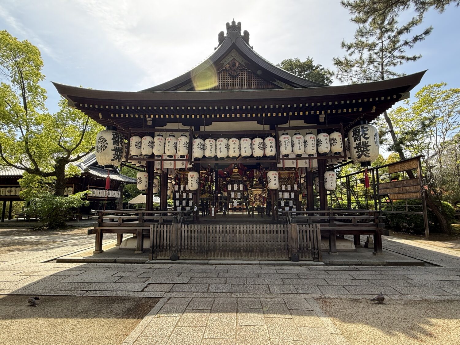 5月の御靈神社では、御靈祭の御神輿が飾られています