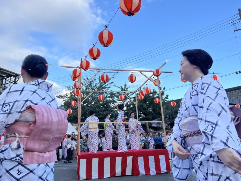 青空の下、浴衣姿の芸舞妓さんが踊ります