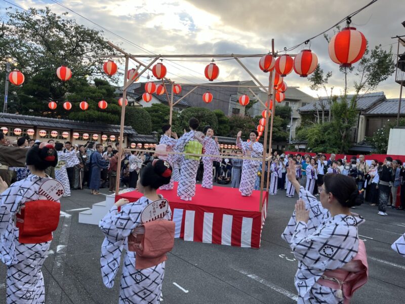 軽やかで上品な踊りが目の前で披露されます