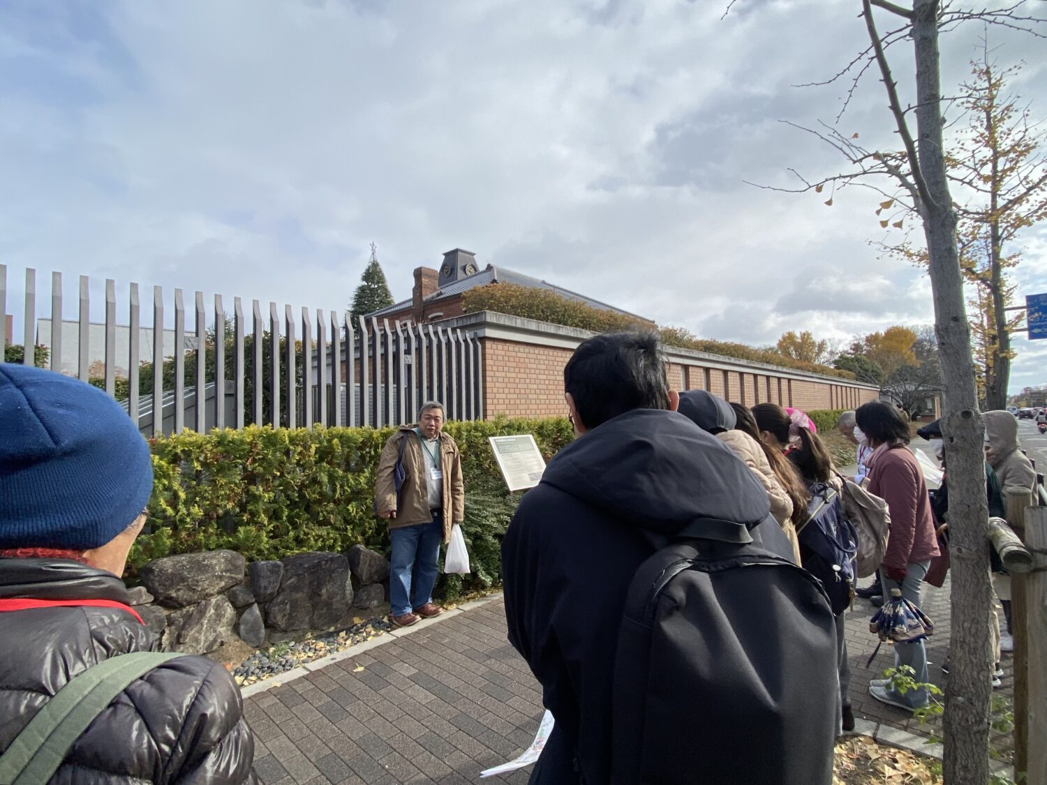 中世相国寺の遺構復元前で特別に説明してくれた京都市考古資料館山本雅和館長