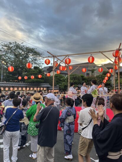 一般の方も一緒に踊り、どんどん輪が広がっていきます