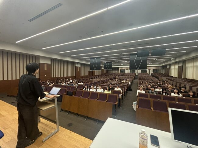 全体会議の様子（手前は委員長の松澤さん）