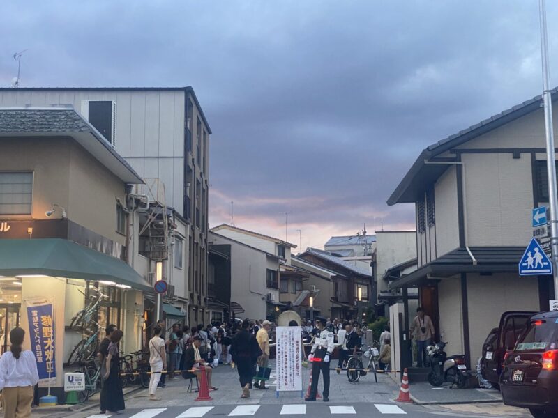 今出川通からも賑わいがうかがえます