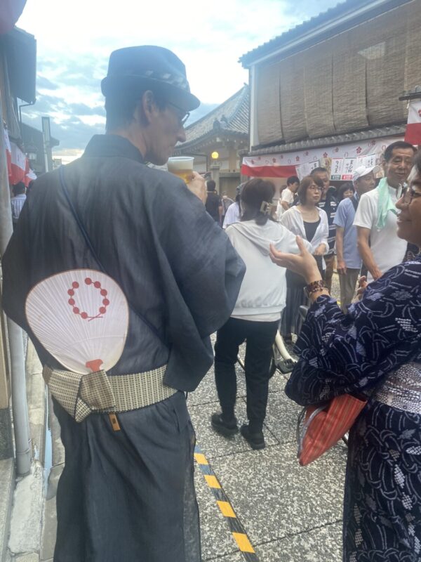 浴衣姿の方もたくさん