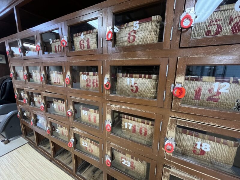 柳行李の籠。籠ごとロッカーにしまうのは、他府県ではあまり見られない、京都の銭湯に残る習慣だそう