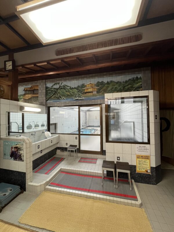 1994年の改装時に描かれた冬の金閣寺（男湯）