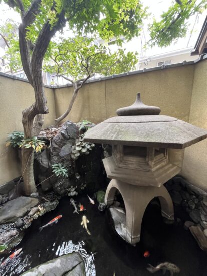 鯉が泳ぐ池に置かれた雪見灯籠
同じものが円山公園の池にもあります
