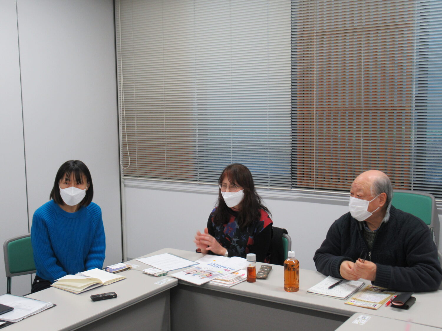 左から、黒田素子さん、代表の宮島みどりさん、佐々木雅一さん
