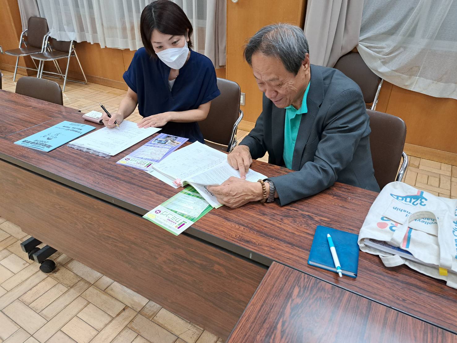 右)真田会長 室町小学校多目的室にて