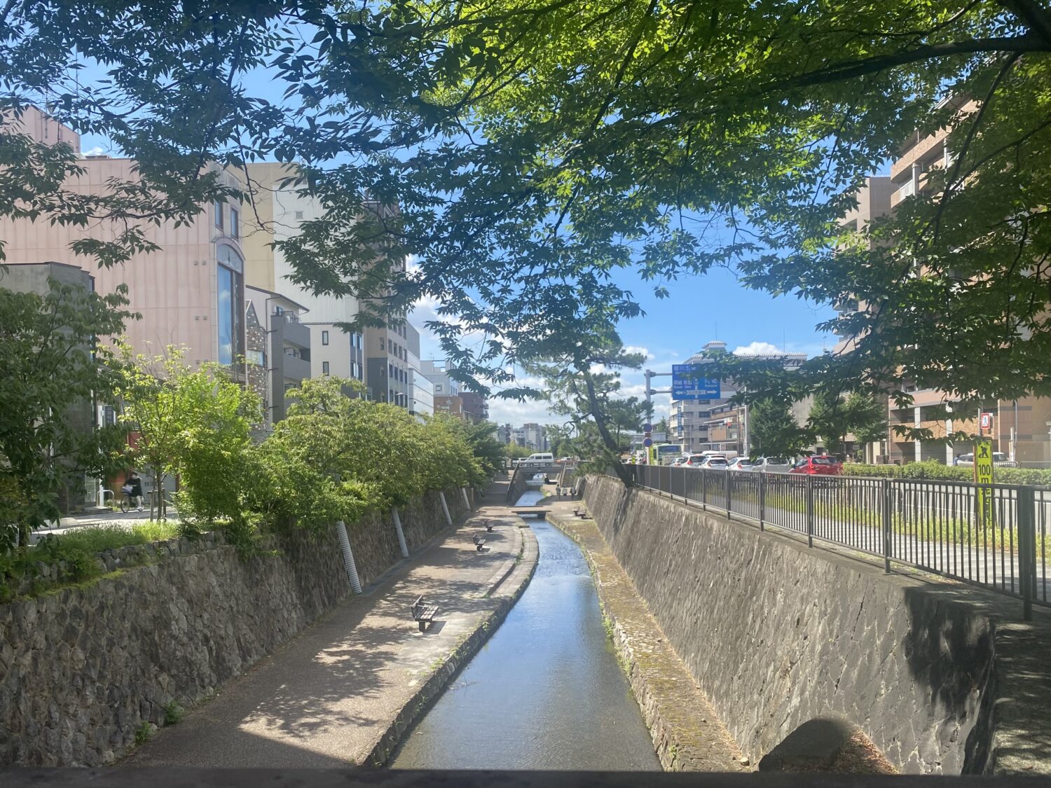 目の前にはかつて船着き場だった堀川が流れます