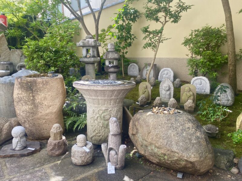 さまざまな石の種類のお地蔵様や石像
