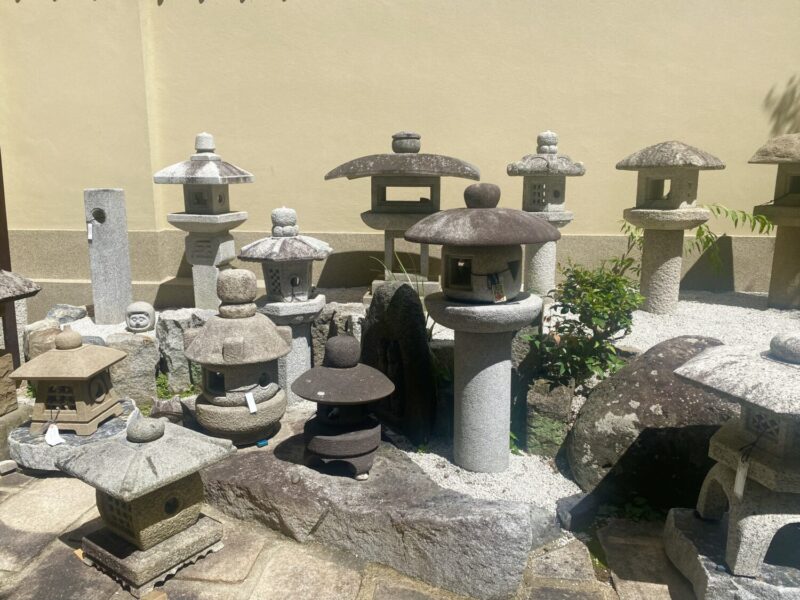 さまざまな形の灯篭