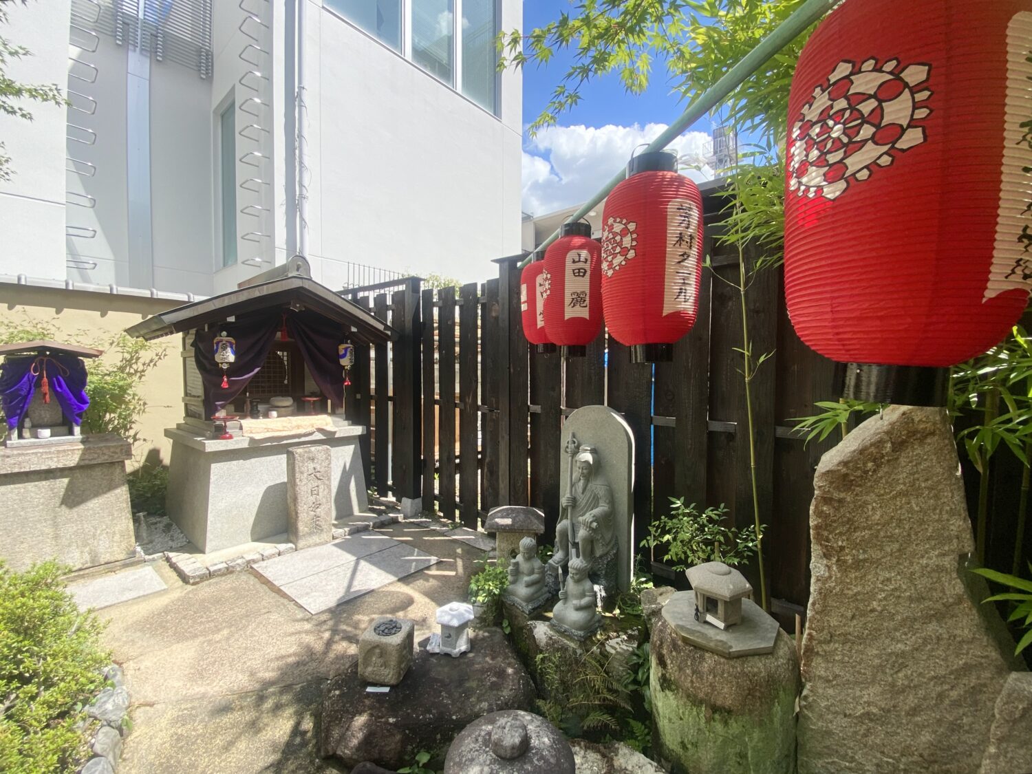 お飾りや提灯も地蔵盆の時期ならでは