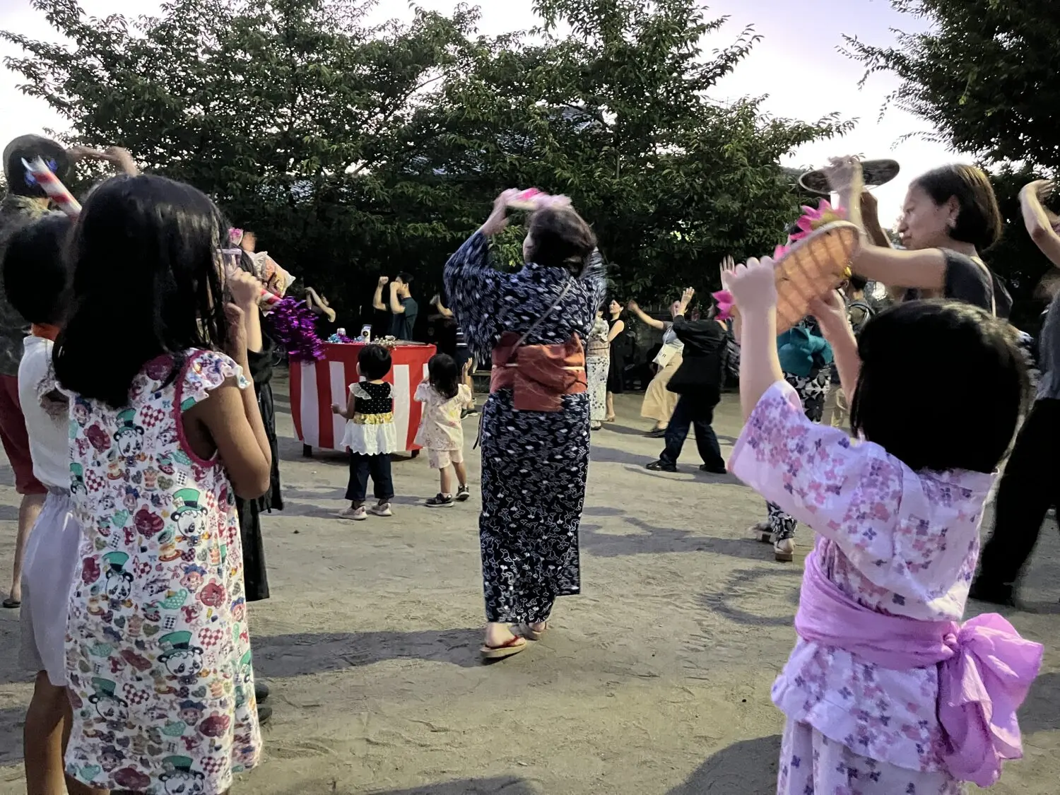 手作りで育つ鶴山児童公園での盆踊り