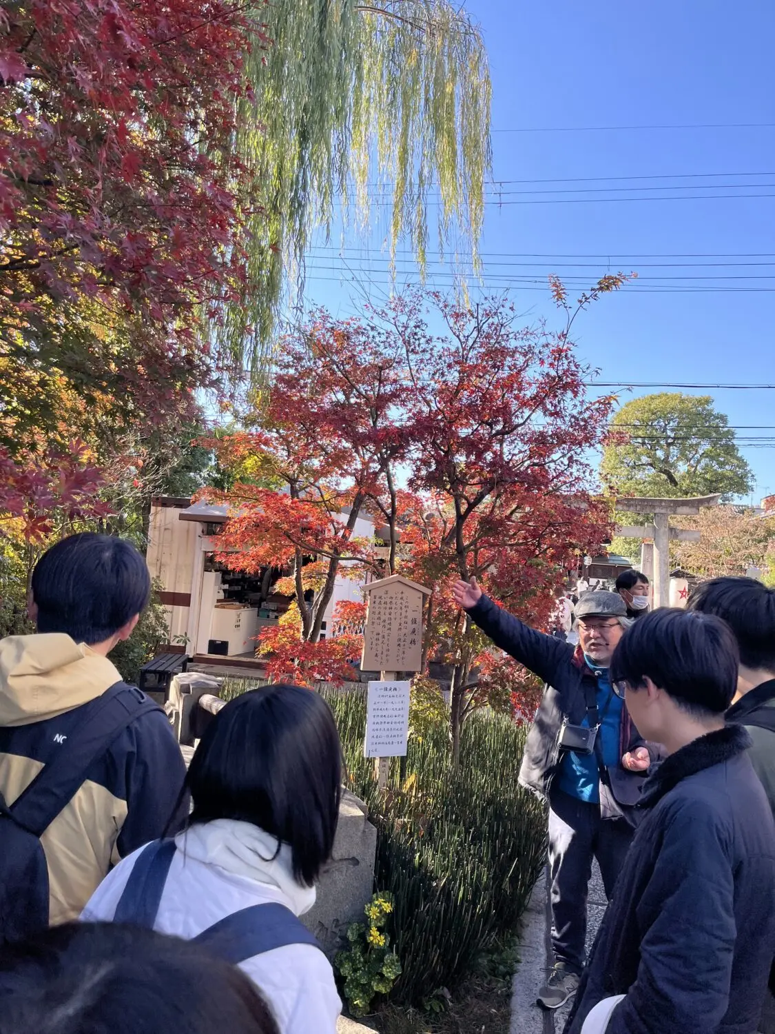晴明神社内にある昔の戻橋の欄干を見た後で、現在の戻橋へ向かって伝説を聞きました