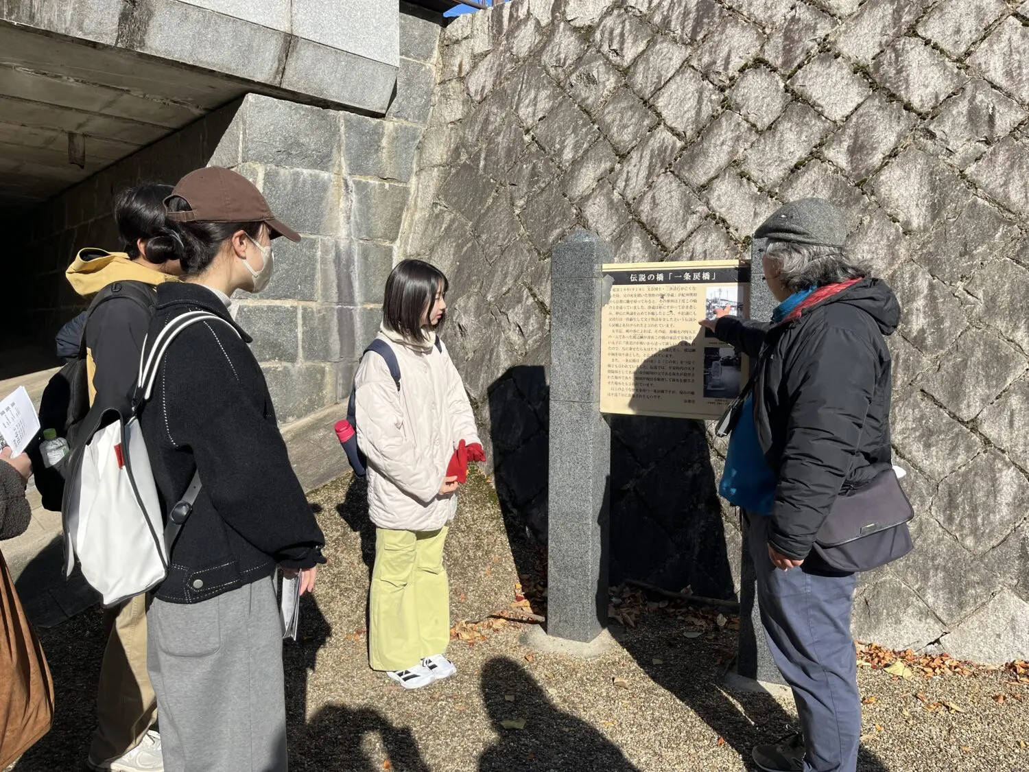 晴明神社内にある昔の戻橋の欄干を見た後で、現在の戻橋へ向かって伝説を聞きました