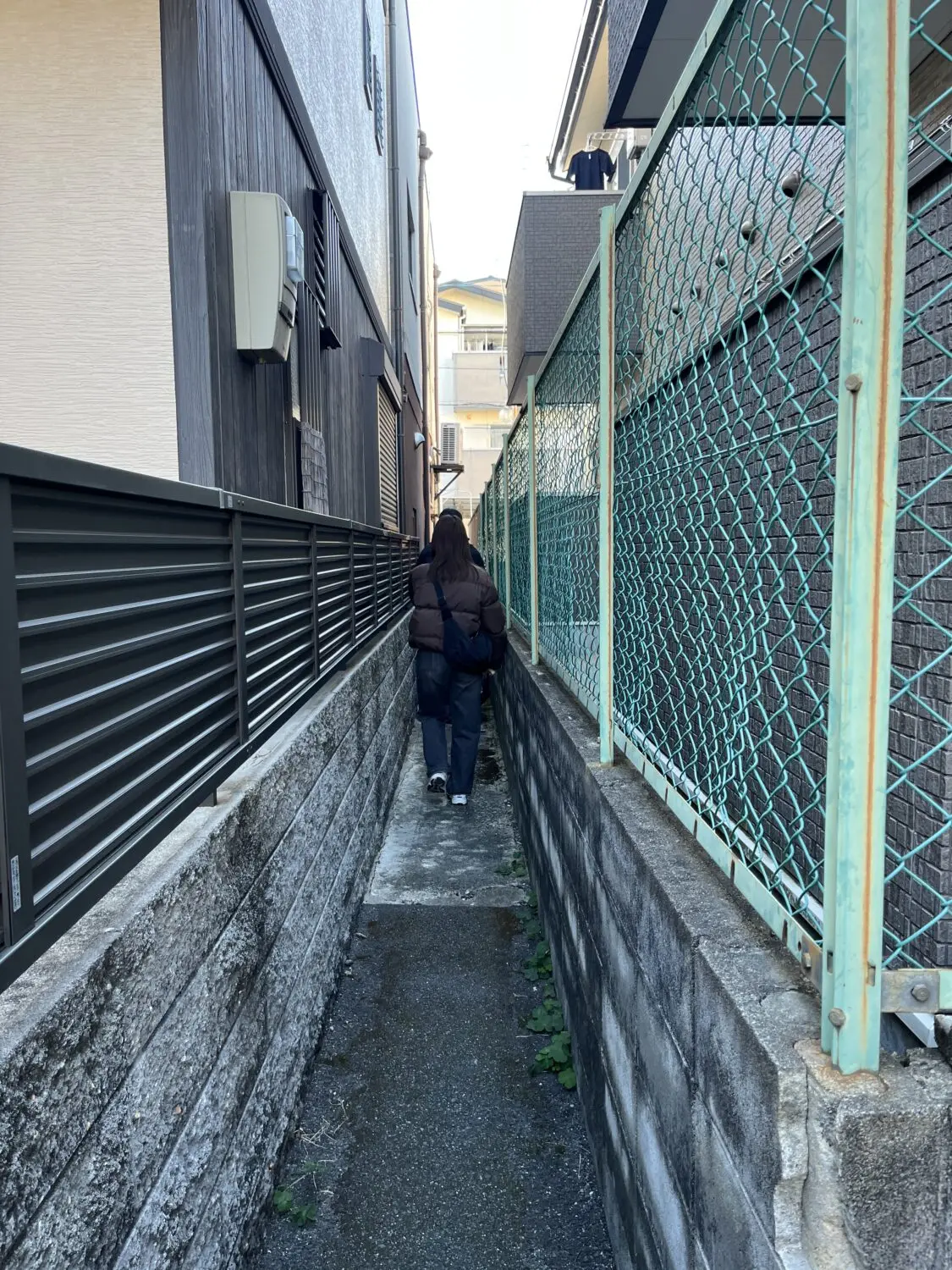 路地を抜けた先は、どこにつながるのかな