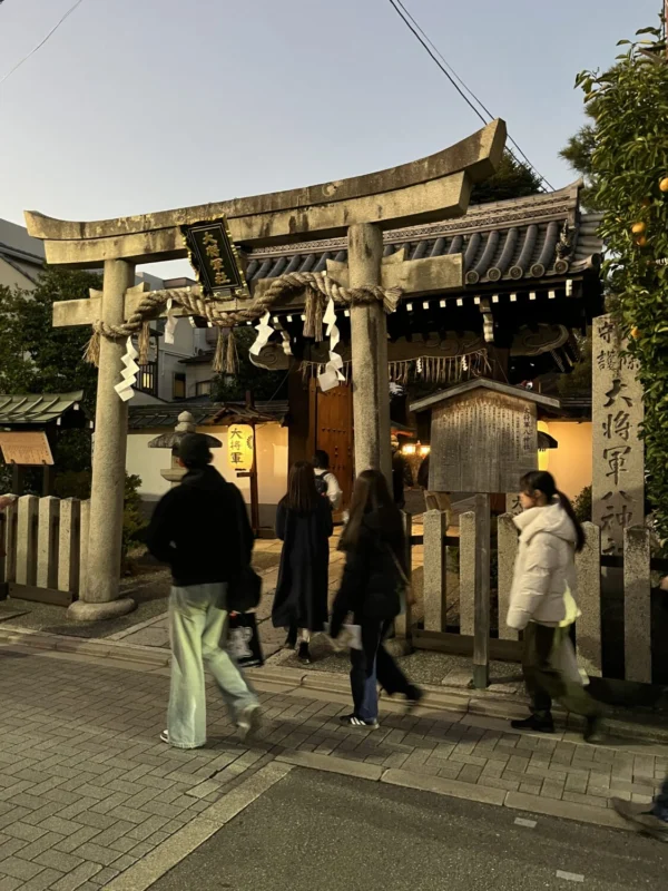 夕暮れの一条通を歩く参加者