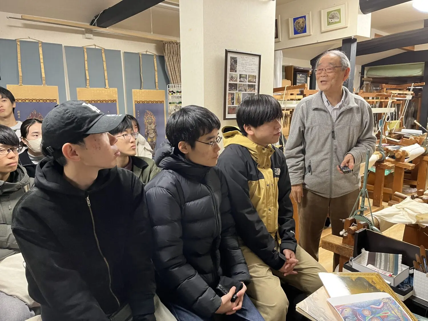 西陣爪掻本綴織(つめがきほんつづれおり)の職人、伝統工芸士の平野喜久夫さん