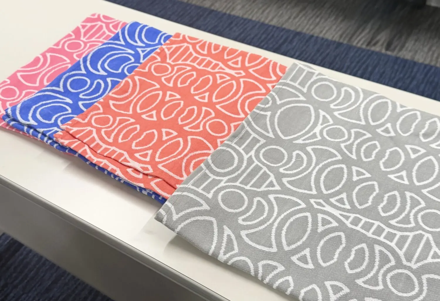 バスストールは今治産で、現在はグレーとオレンジ、ブルー、ピンクの4色が販売されています