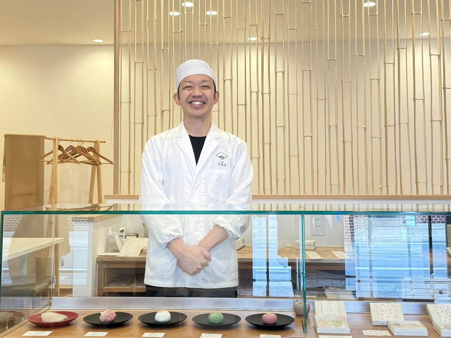 笑顔で迎えてくれる兎亀屋の店主・西澤誘祐さん