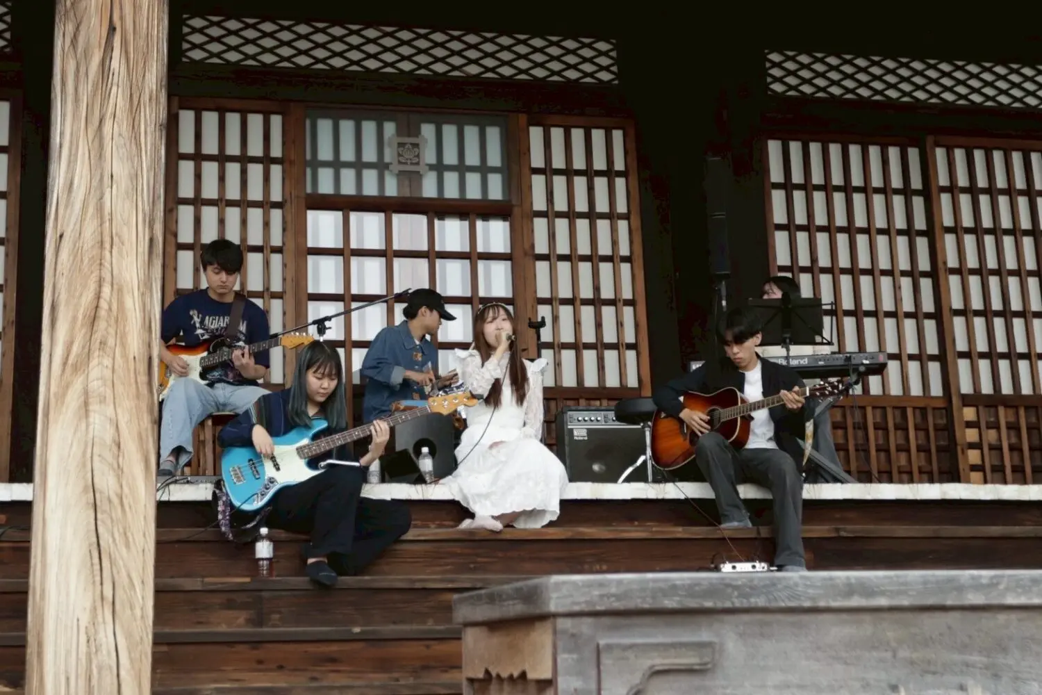 会場では立命館大学軽音楽部によるライブパフォーマンスも