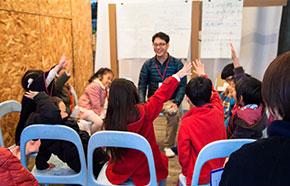 体験授業で、子どもたちが勉学対話に取り組んでいる様子