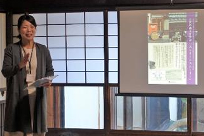 「上京の通りを学ぶストリートストーリー」で司会をするbe京都の岡元さん