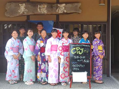 「みんなのみのや」さんの前で集合写真