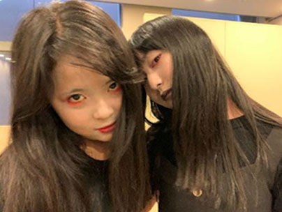 メイクをしてもらった中学生