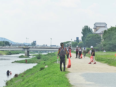 河川敷、河川の中ともに拾い歩く