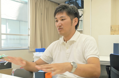 インタビューを受ける松尾さん