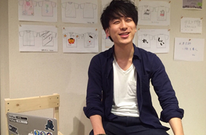 にこやかに取材を受ける川村哲也さん