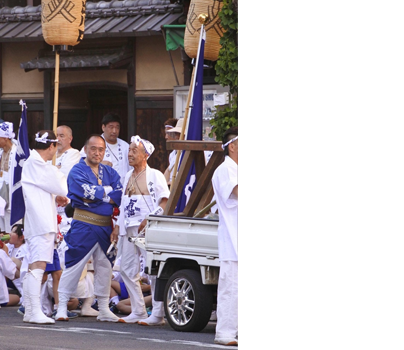 祭の采配でにらみを利かせる大川さん。