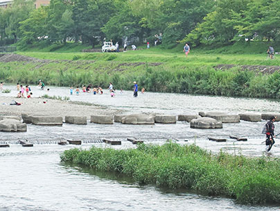 釣りの横で川遊びを満喫する子ども達