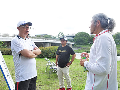 生物多様性について語る林区長と澤組合長