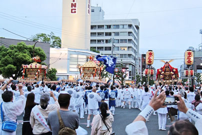 河原町今出川交差点における圧巻の3基同時差し上げ！