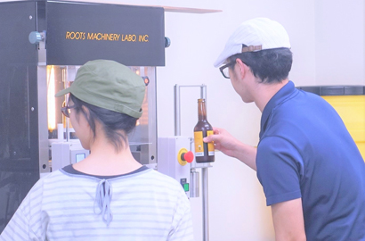 瓶にクラフトビールを充填する作業