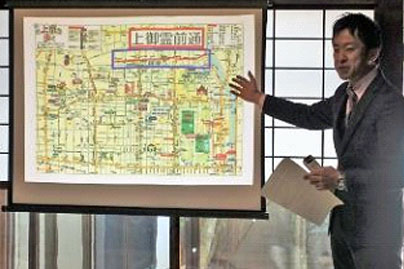 上御霊前通の説明をする山村さん
