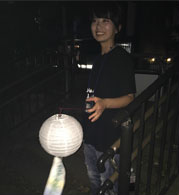 水路沿いでは提灯を持った学生さんが道案内