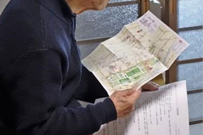 上京区散策マップを見ながら山村さんの話しを聞く参加者