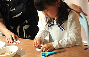 映写用のスライドを作成している様子