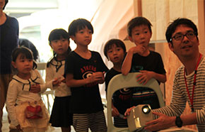 作成したスライドを使って、実際にプロジェクターで投影している様子