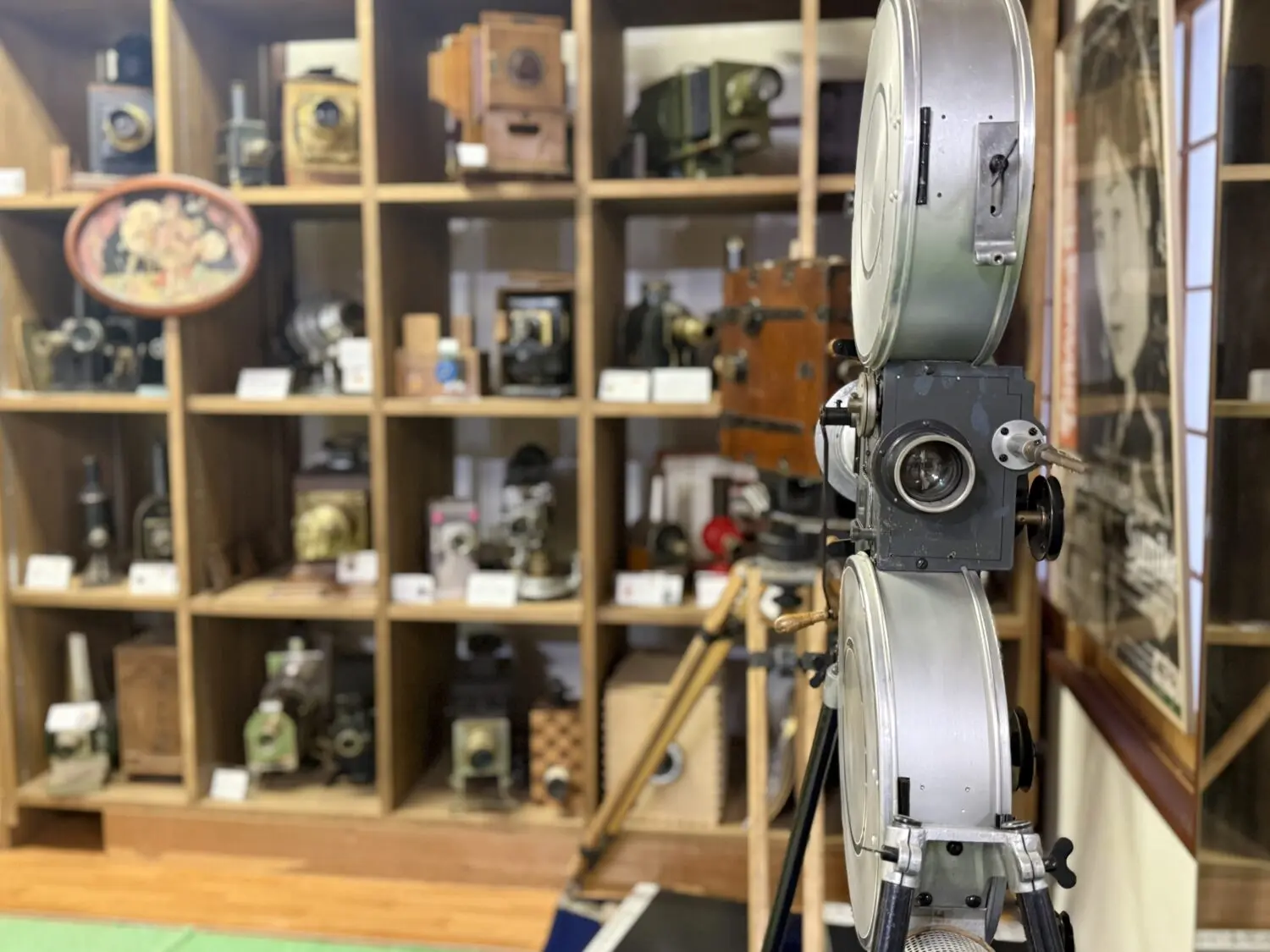 映画撮影機や映写機、幻灯機が棚に所狭しに並んでいます。