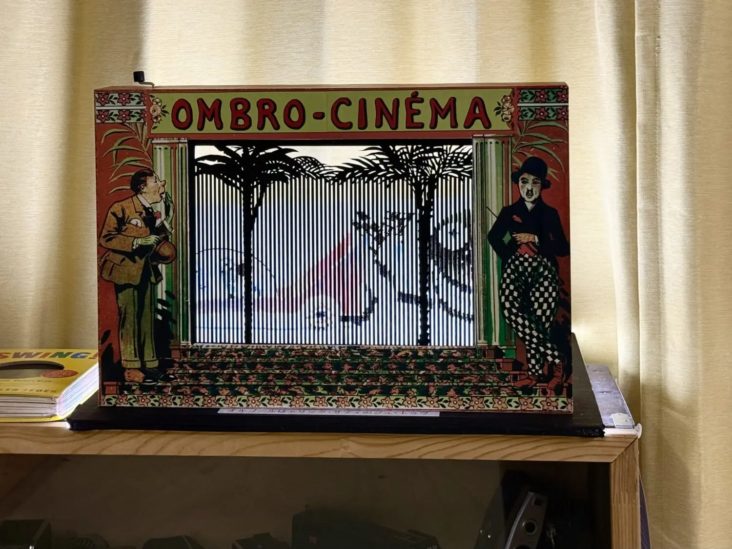 初期映像装置“オンブロチネマ”
1枚の絵でありながら、スリットによって変化して見える古典的な絵のアニメーション