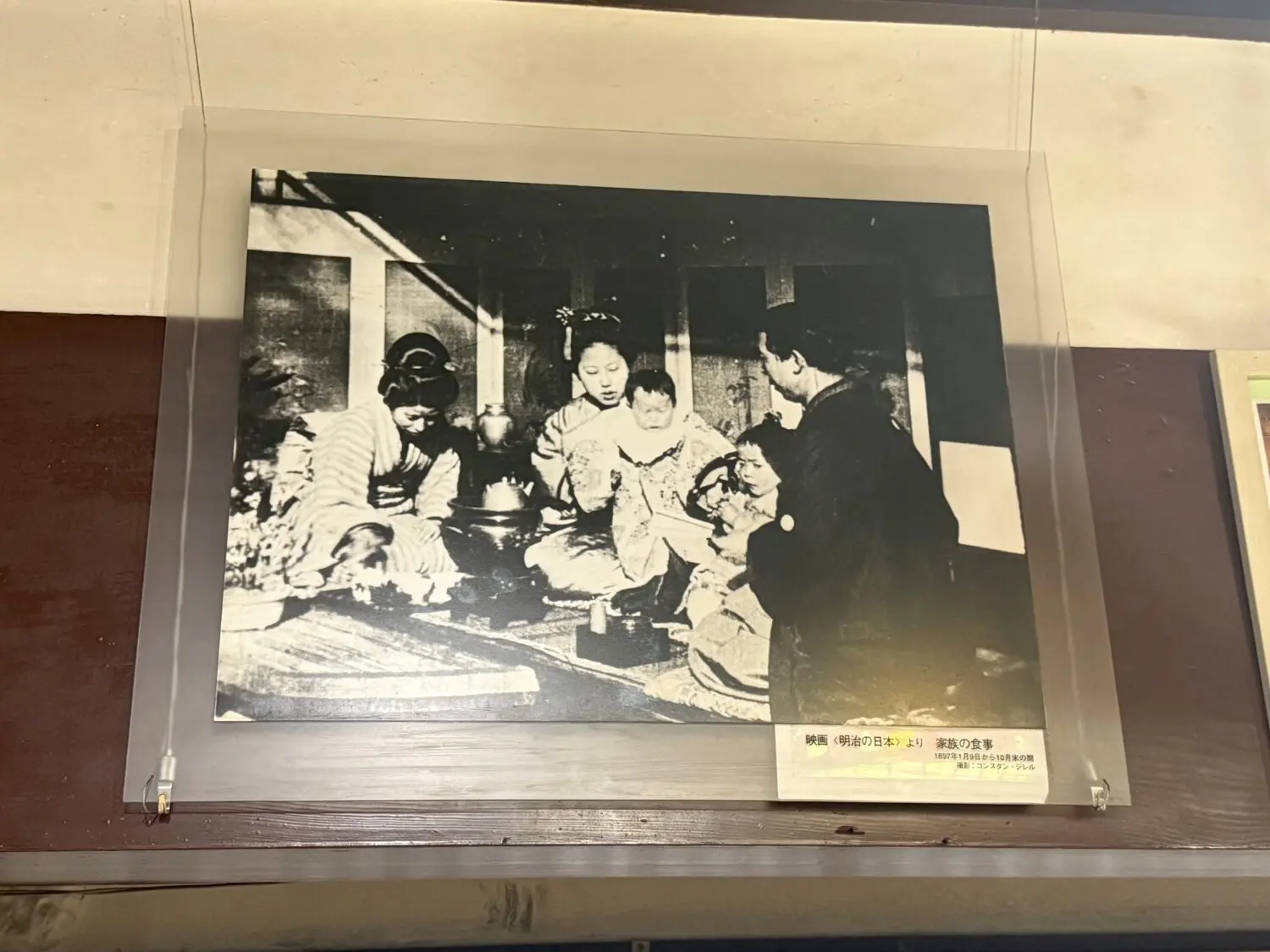 映画〈明治の日本〉より 家族の食卓(一番右が稲畑勝太郎)