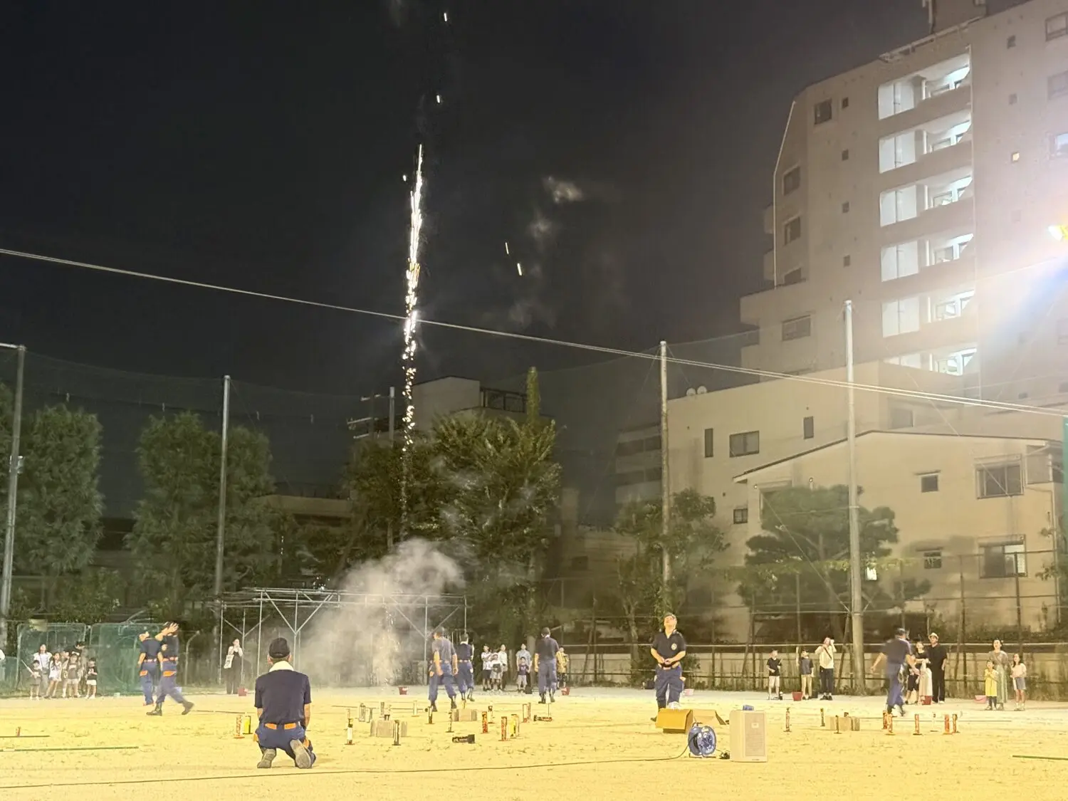 開会を告げる打ち上げ花火が上がります。