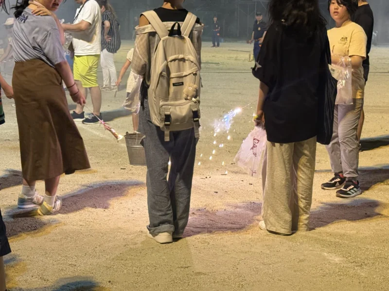 仲良く花火を楽しみます。